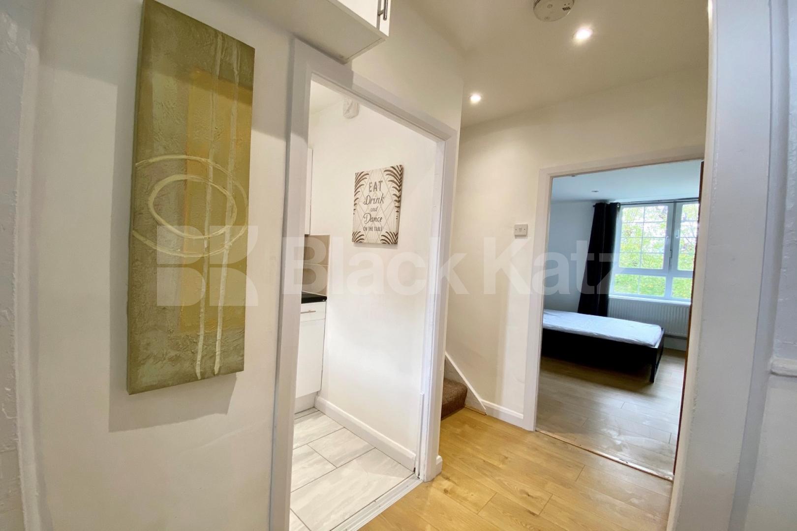 Recently redecorated throughout with neutral decor and wooden floors Pardoner Street, London Bridge / Borough